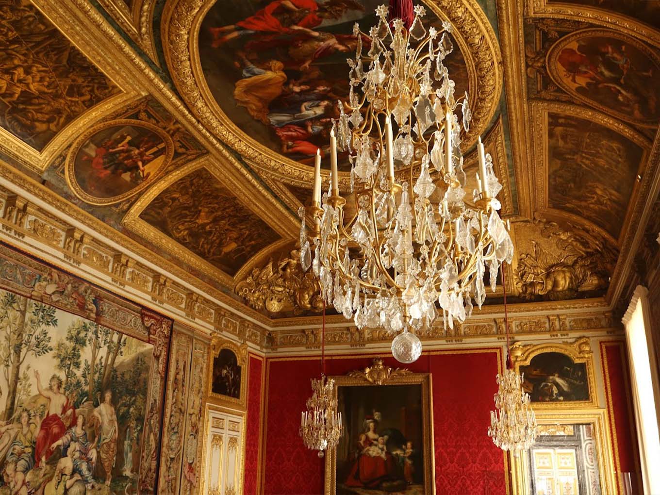 Versailles: Tour of the Palace with Gardens & Trianon Option